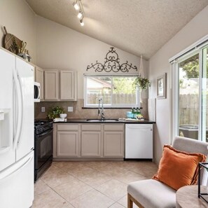 Fridge, microwave, oven, stovetop - NEW, Beautiful Home Fast Wi-Fi (Katy)