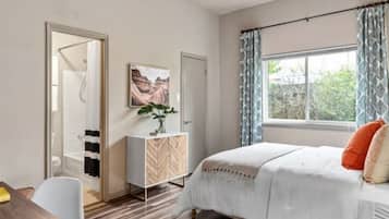 2 bedrooms, in-room safe, desk, iron/ironing board