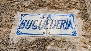 A sign with the text "SA BUGUADERIA" on a stone wall. - Authentic apartment (Sineu)