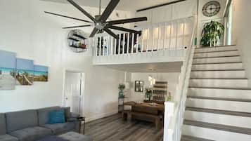 Smart-TV, Bücher, Musikbibliothek, Arbeitsbereiche