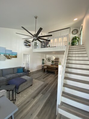 Smart-TV, bøker, musikkbibliotek og kontorer