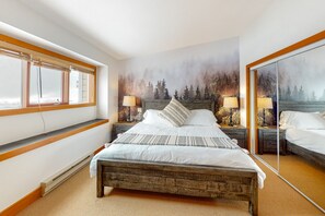 3 bedrooms, Internet, bed sheets - Ski-in/out townhouse near the village with private hot tub, ski views, fireplace (Big White Mountain)