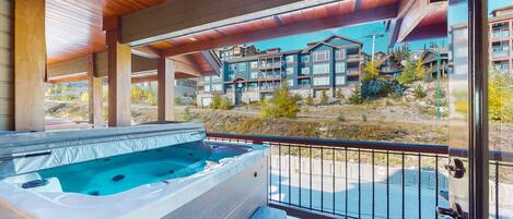 Banyera d'hidromassatge a l'aire lliure