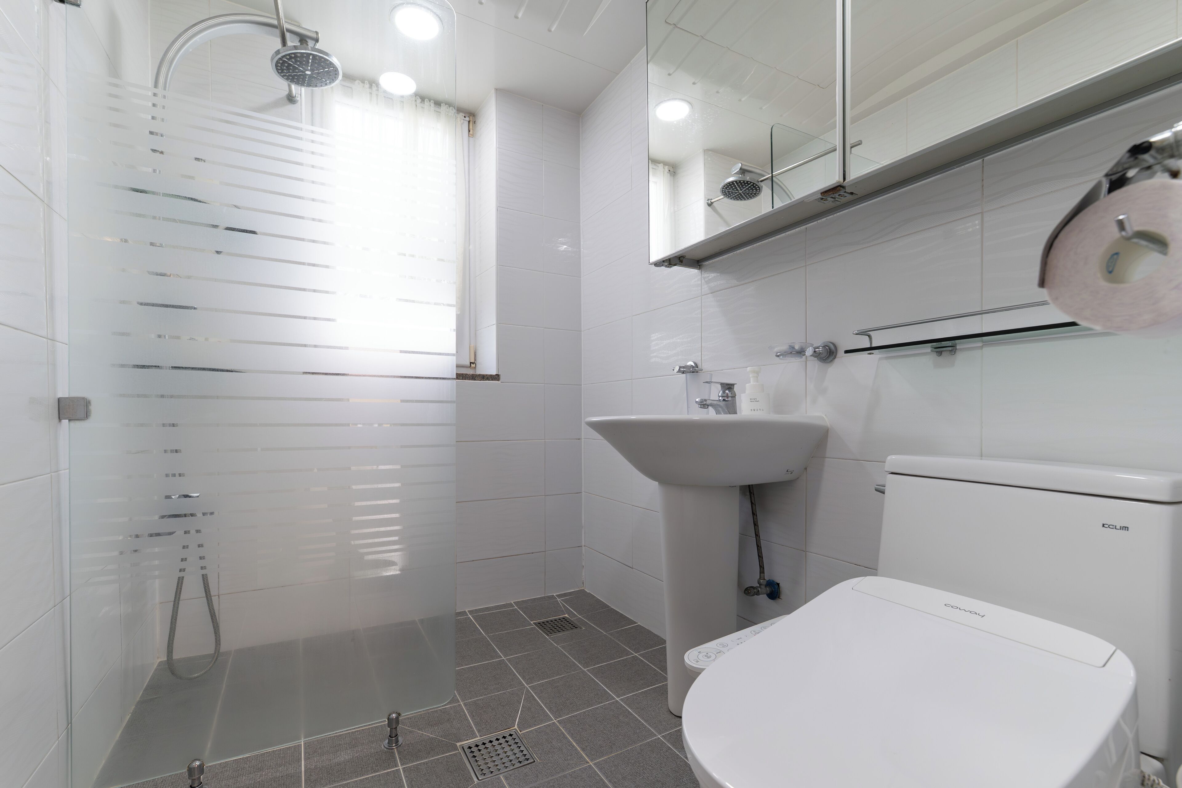 Hermann | 浴室 | 淋浴设施、吹风机、拖鞋、坐浴桶