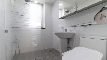 Hermann | Badrum | Dusch, hรฅrtork, tofflor och bidรฉ