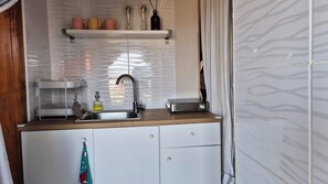 Monolocale | Cucina privata | Frigorifero, microonde, macchina per tè/caffè, bollitore elettrico