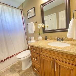 浴缸、吹风机、毛巾、肥皂