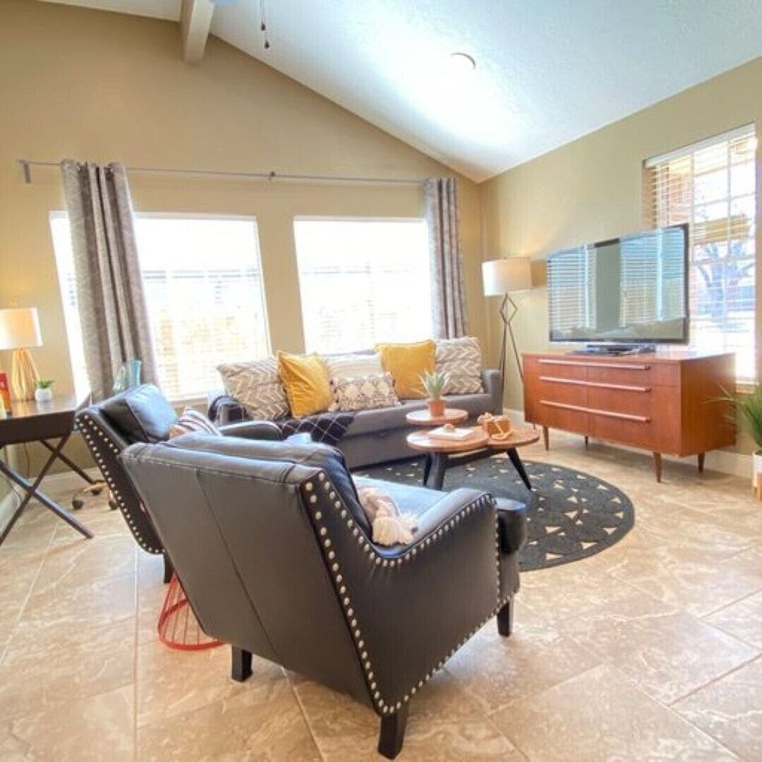 Smart-TV, peis, bøker og kontorer