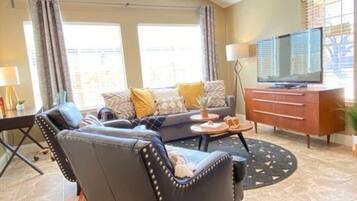 Smart-TV, peis, bøker og kontorer