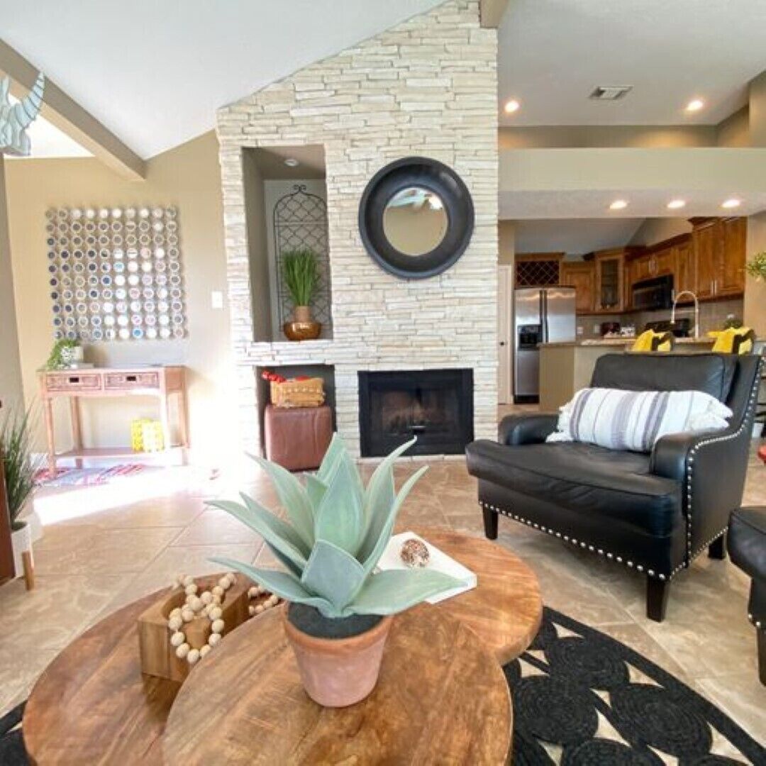 Smart-TV, peis, bøker og kontorer