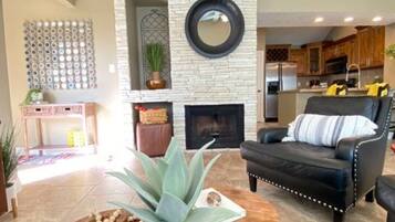 Smart-TV, peis, bøker og kontorer