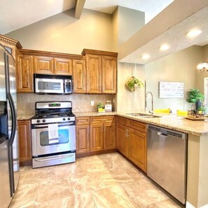 冰箱、微波炉、烤箱、炉灶