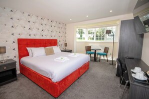 プレミア ダブルルーム | ノートパソコン用作業スペース、アイロン / アイロン台、ベッドシーツ