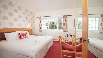 مساحة عمل للكمبيوتر المحمول ومكواة/لوح كي وملاءات أسرّة