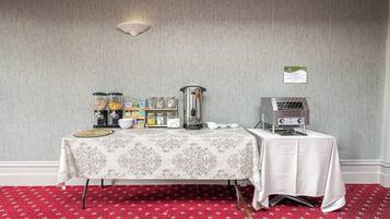 فطور إنجليزي يوميًا بتكلفة قدرها (9 GBP للشخص)