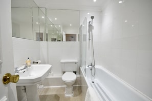 Classic Double Room | Bathroom | Hair dryer, towels, soap, shampoo