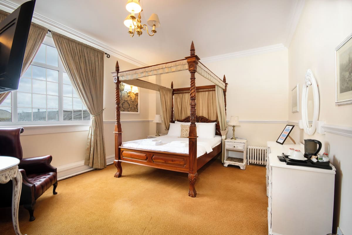 Classic Double Room | Laptop workspace, iron/ironing board (on request), bed sheets