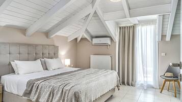 5 chambres, coffres-forts dans les chambres, bureau