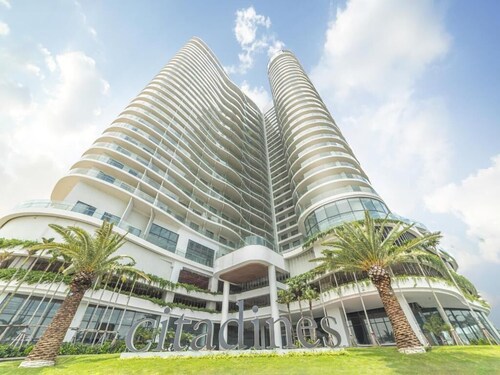 Brand new luxury condo with gorgeous balcony view to Ha Long Bay