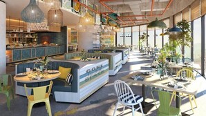 Ein modernes Restaurant mit einer gebogenen Theke, Sitzbereichen und großen Fenstern.