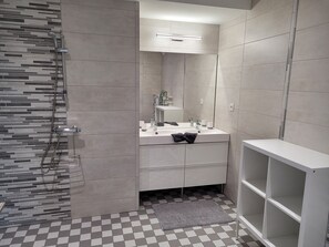 Dusche, Haartrockner, Handtücher