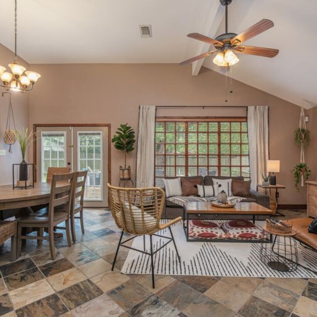 New Comfy stylish Home w/ fast wifi & Backyard
