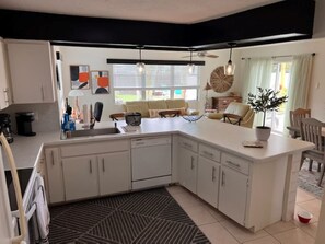Fridge, microwave, oven, stovetop - New on Market ! Beautiful family home close to beach, golf, tennis and shopping. (Venice)