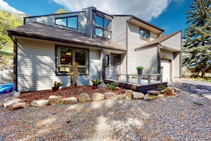 Exterior - Dog-friendly townhome with mountain view, fireplace, patio, grill & W/D (Durango)