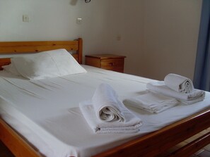 Quarto casal standard | Quartos à prova de som, Wi-Fi de cortesia, roupa de cama