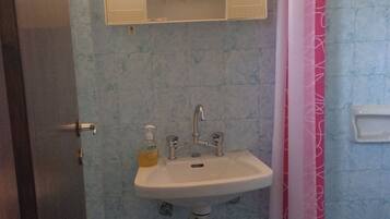 標準雙人房 | 浴室 | 淋浴設備、風筒、提供毛巾