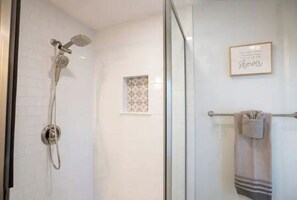 Chuveiro, secador de cabelo, bidê, toalhas de banho