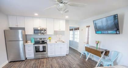 Cam Heights Hideaway w/ Full Kitchen & King Bed