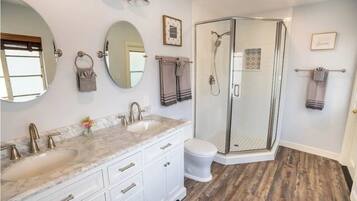 Douche, sèche-cheveux, bidet, serviettes fournies