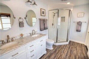 Shower, hair dryer, bidet, towels - Cam Heights Hideaway w/ Full Kitchen & King Bed (Camarillo)