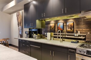 雪櫃、微波爐、焗爐、爐具