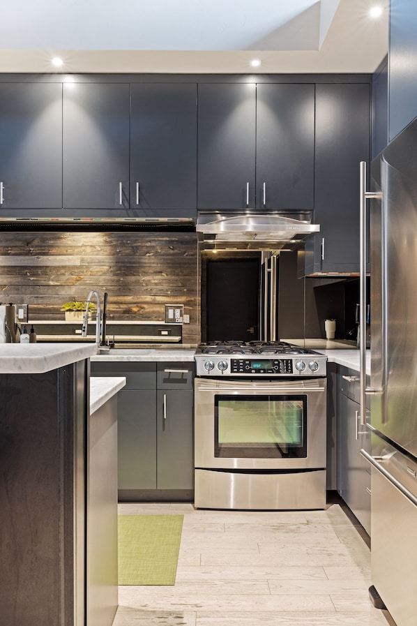 Fridge, microwave, oven, stovetop - Outpost: Pearl at Jackson - Close to Town Square (Jackson)