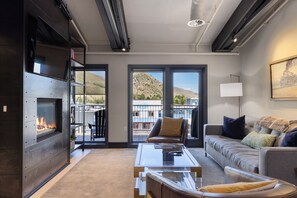 Smart TV, fireplace - Outpost: Pearl at Jackson - Close to Town Square (Jackson)