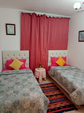 3 habitaciones, escritorio, tabla de planchar con plancha y wifi 