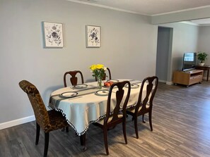 Dining - Greenville Home near Paris Mountain Park (Taylors)