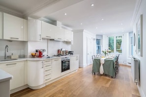 Enjoy meals in the kitchen with an oven and coffee machine, and dine with a view of the surrounding greenery.