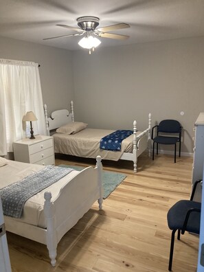 2 habitaciones, escritorio, tabla de planchar con plancha y wifi gratis 