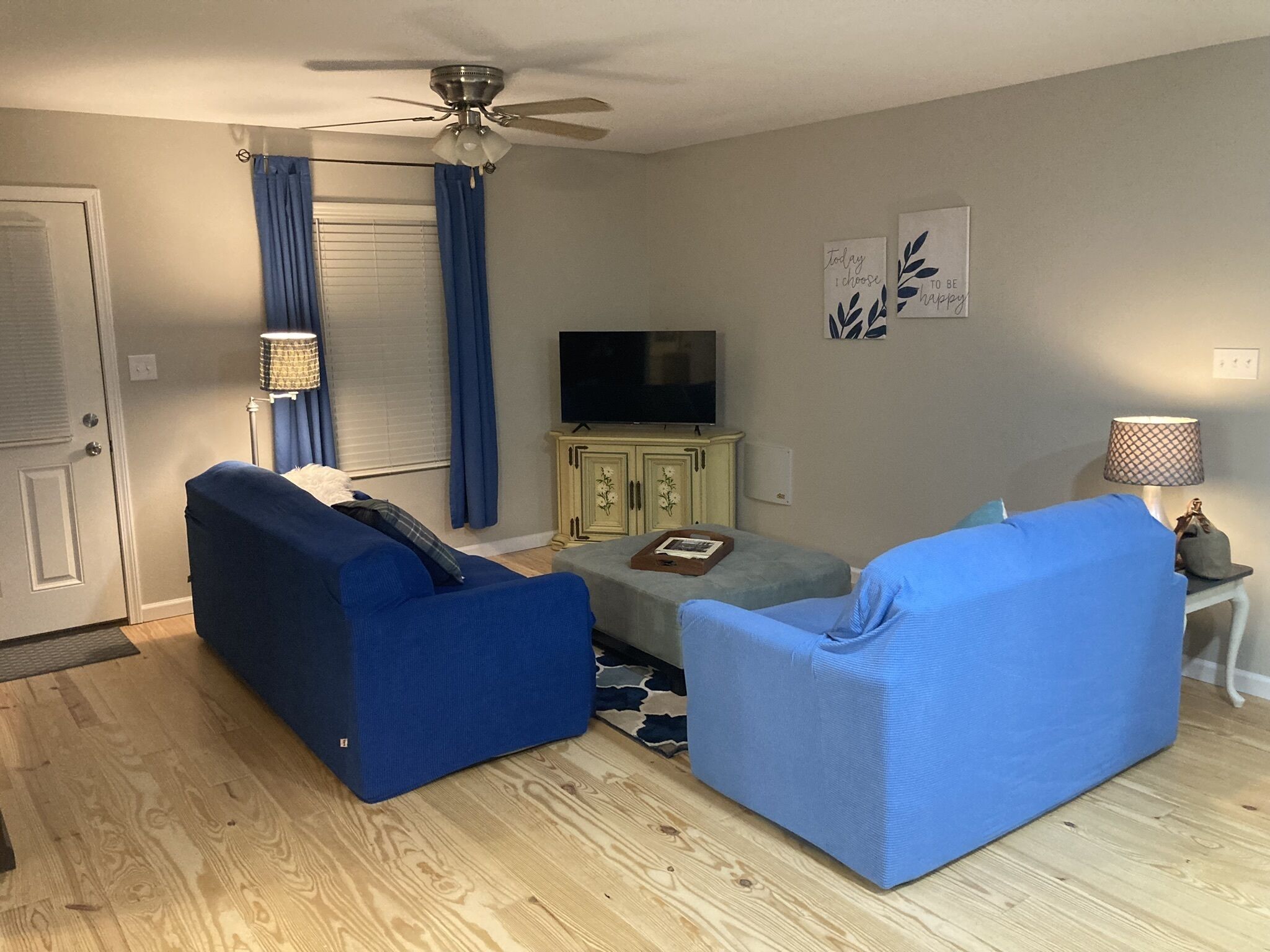 Televisor intel·ligent i llibres 