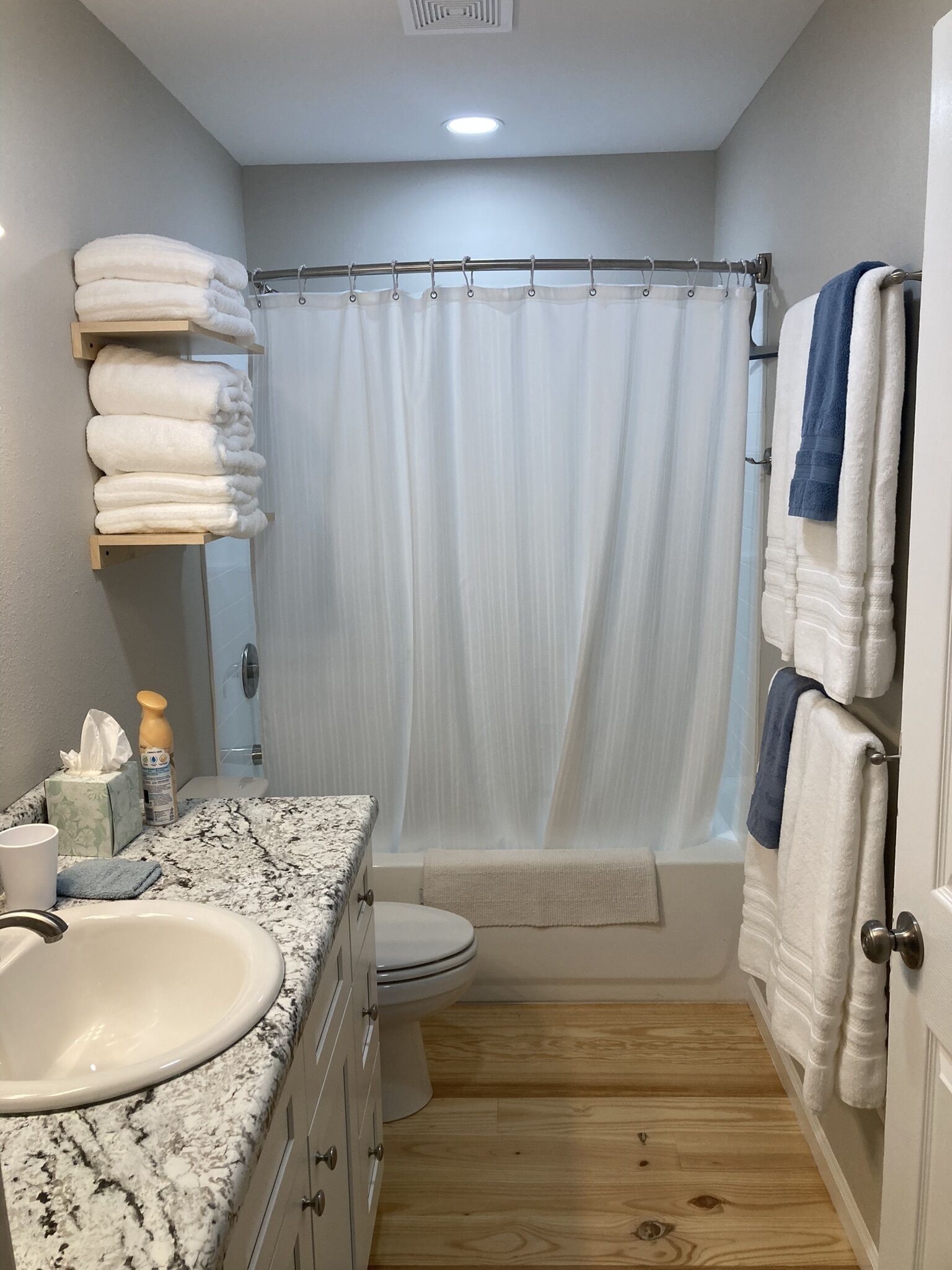 Ensemble douche/baignoire, sèche-cheveux, serviettes fournies, savon
