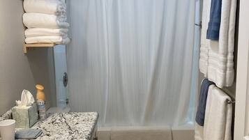Ensemble douche/baignoire, sĂšche-cheveux, serviettes fournies, savon