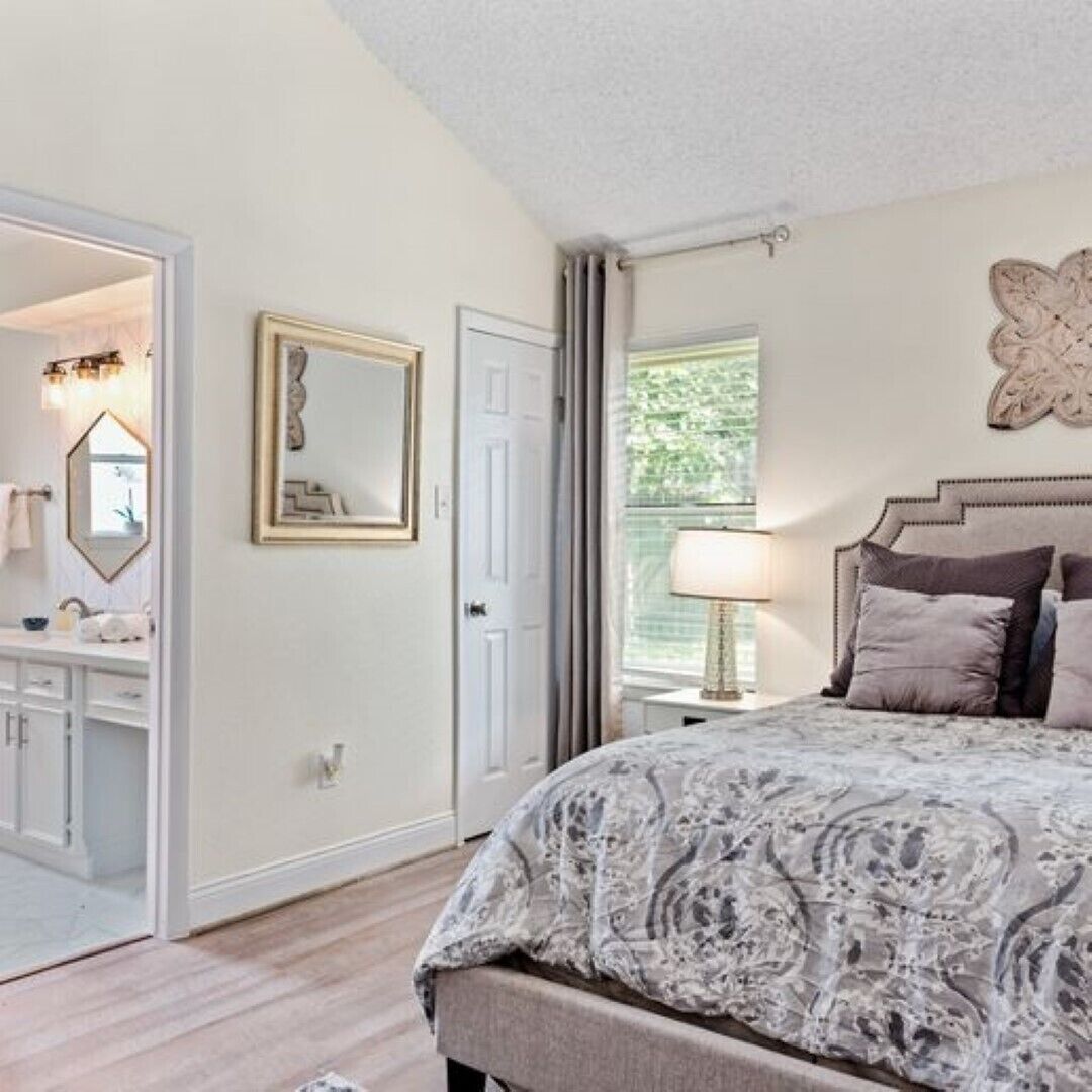 3 quartos, escrivaninha, ferros/tábuas de passar roupa