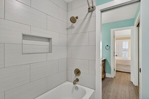 Combined shower/tub, hair dryer, towels