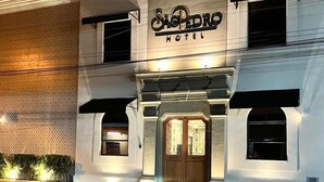 Un hotel con fachada moderna, un letrero llamativo y una entrada bien iluminada.