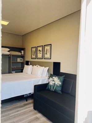 Chambre Quadruple Premium | Coffres-forts dans les chambres, ameublement personnalisé, bureau