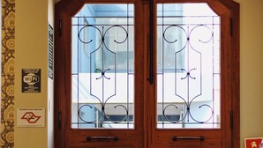 Una puerta doble de madera con paneles de vidrio y un letrero que dice "SAÍDA".