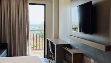 Premium Quadruple Room | In-room safe, individually furnished, desk, laptop workspace